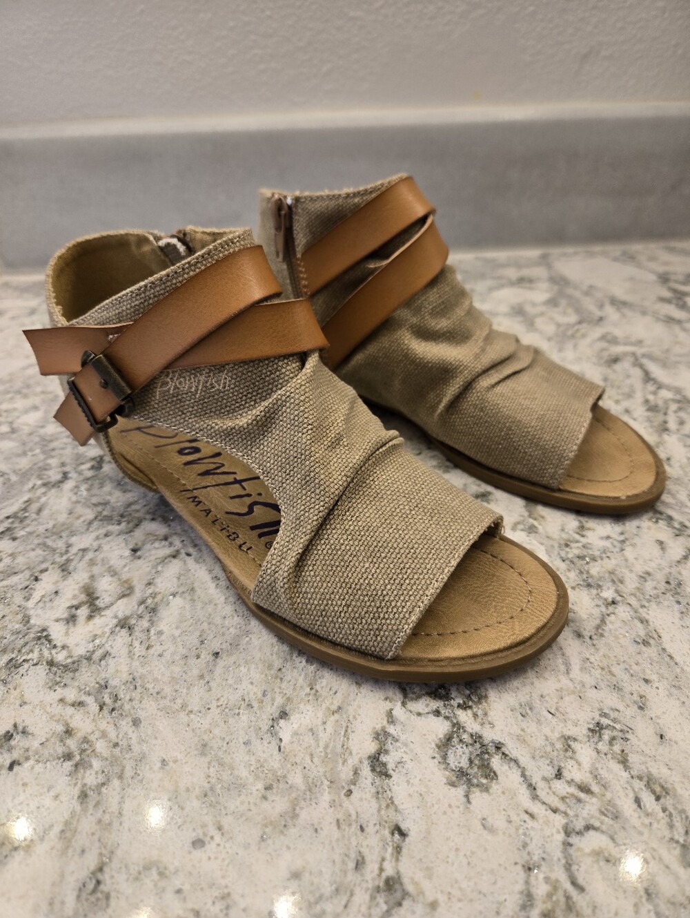 NWOT Blowfish Malibu Neutral Canvas Cage Sandals with Tan Strap Sz 6